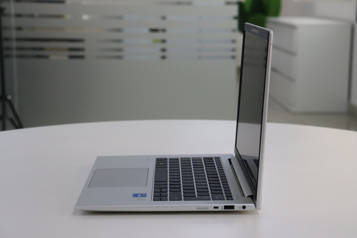HP EliteBook 840 G10 - side view