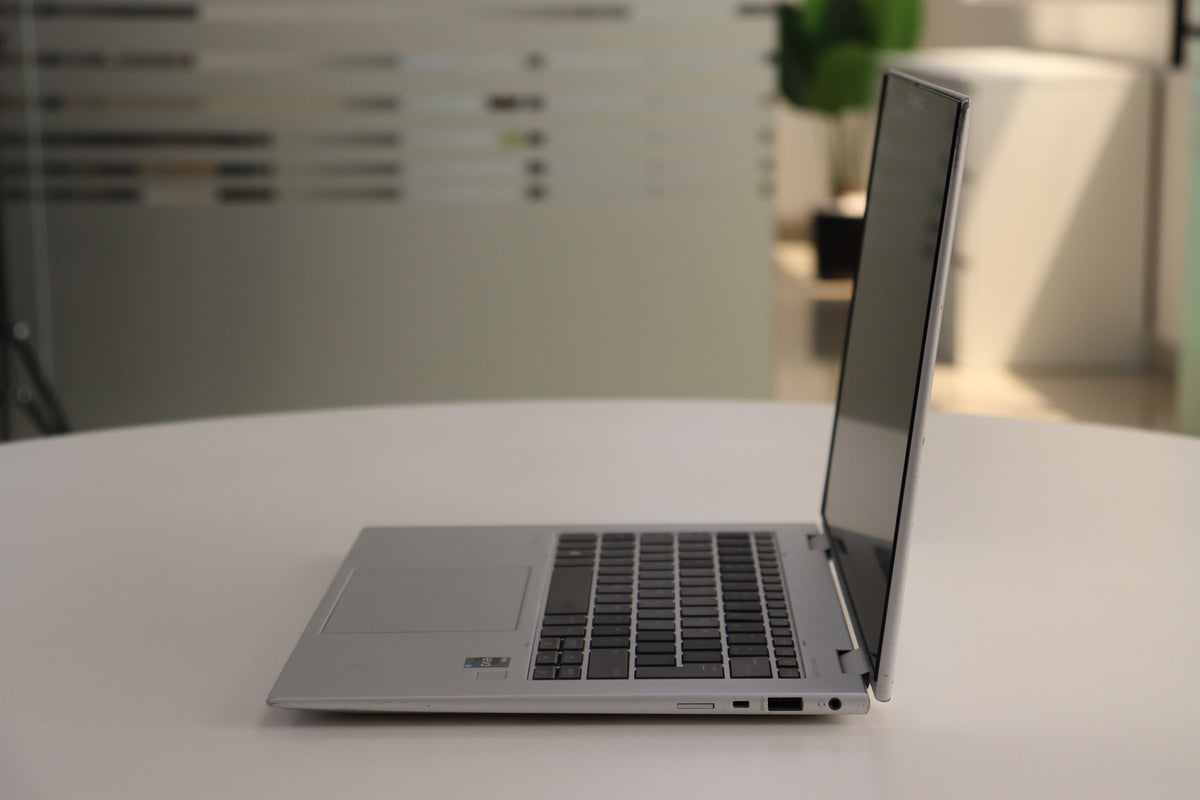 HP Elite x360 1040 G10 - side view