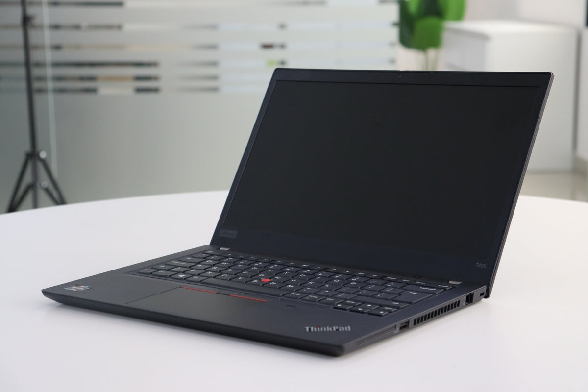 Lenovo ThinkPad T495 - angle view