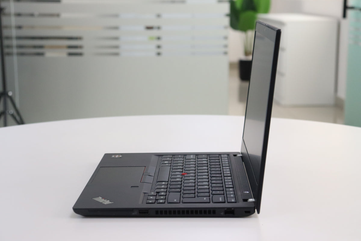 Lenovo ThinkPad T495 - open view