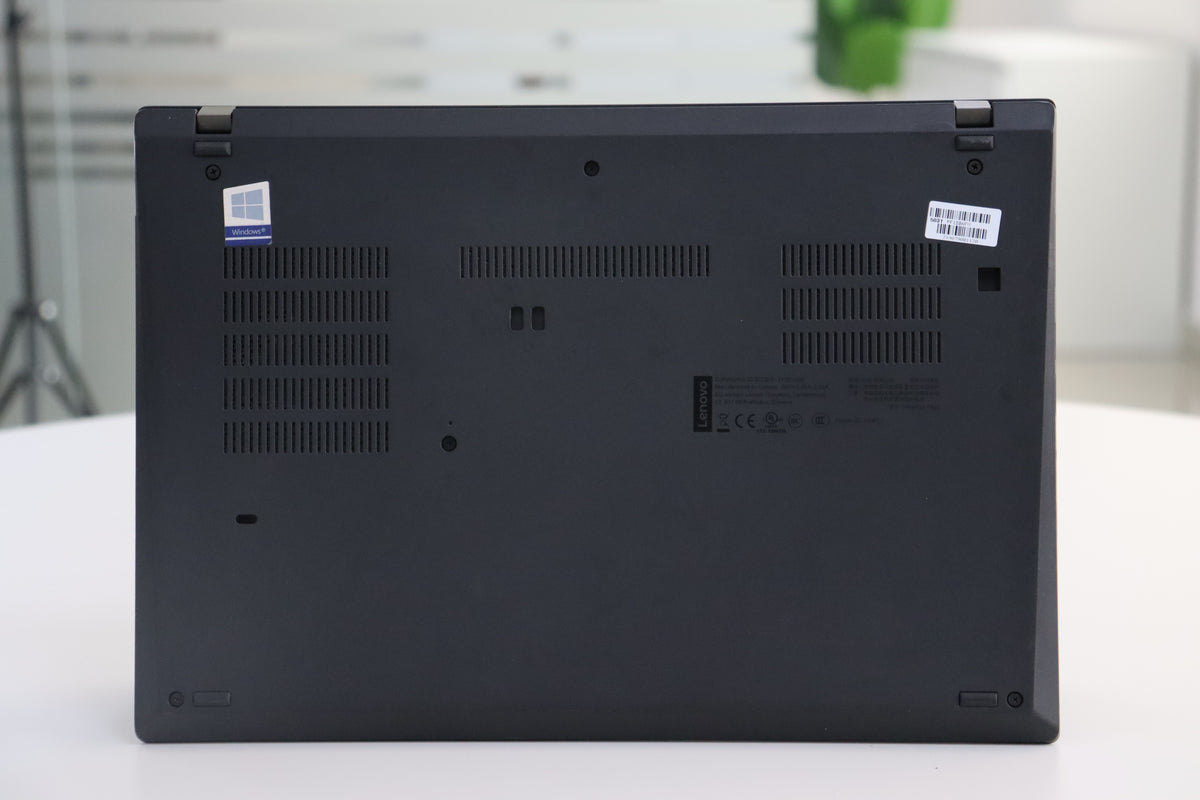 Lenovo ThinkPad T495 - bottom view