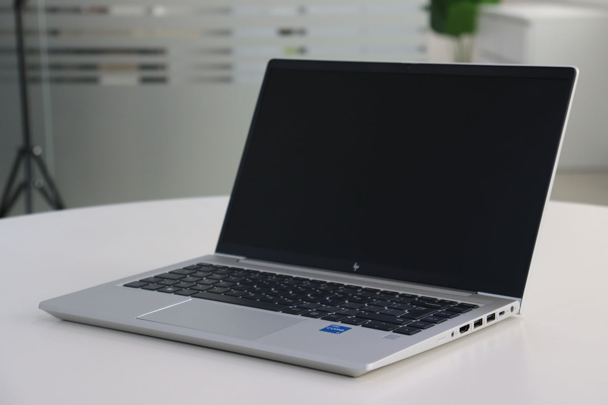 HP EliteBook 640 G9 - top view