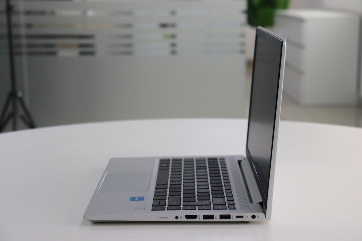 HP EliteBook 640 G9 - side view