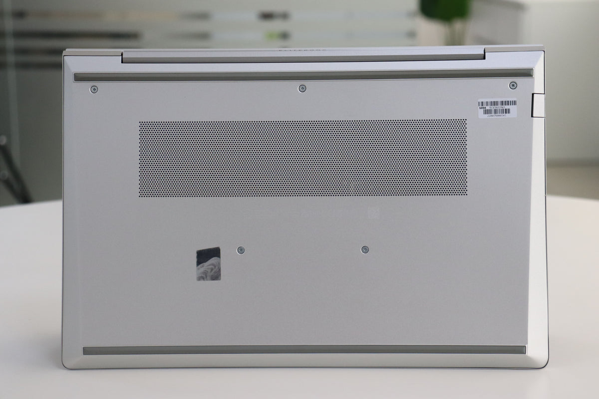 HP EliteBook 640 G9 - bottom view