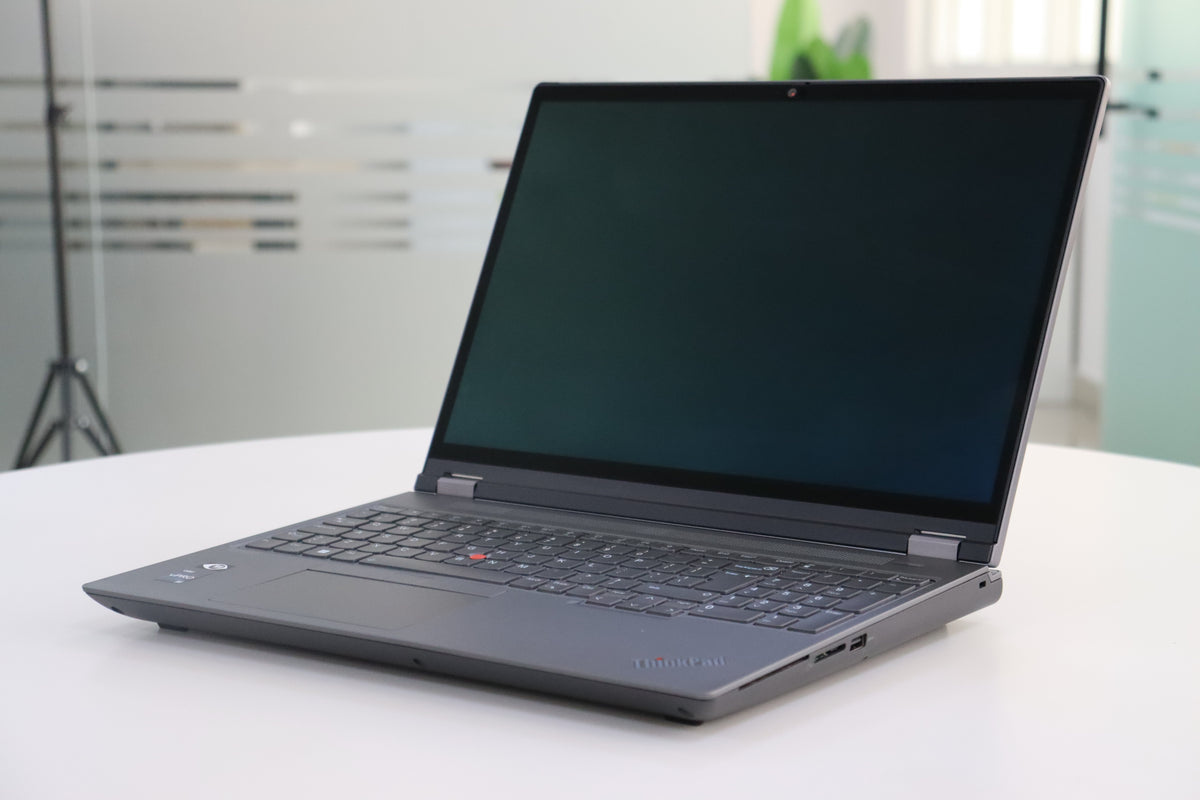 Lenovo ThinkPad P16 Gen 1 - angle view