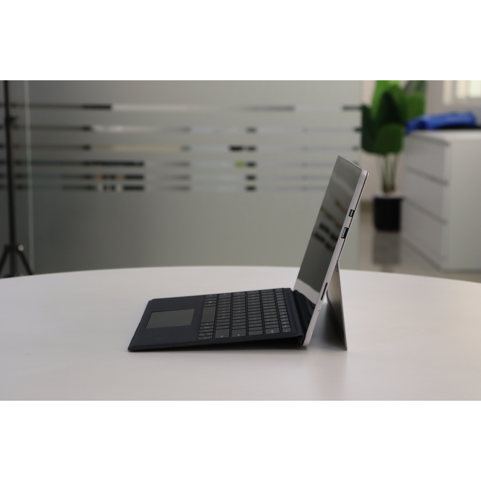 MICROSOFT SURFACE PRO 5: 7th Gen i5, 8GB RAM, 256GB SSD, SN:869946
