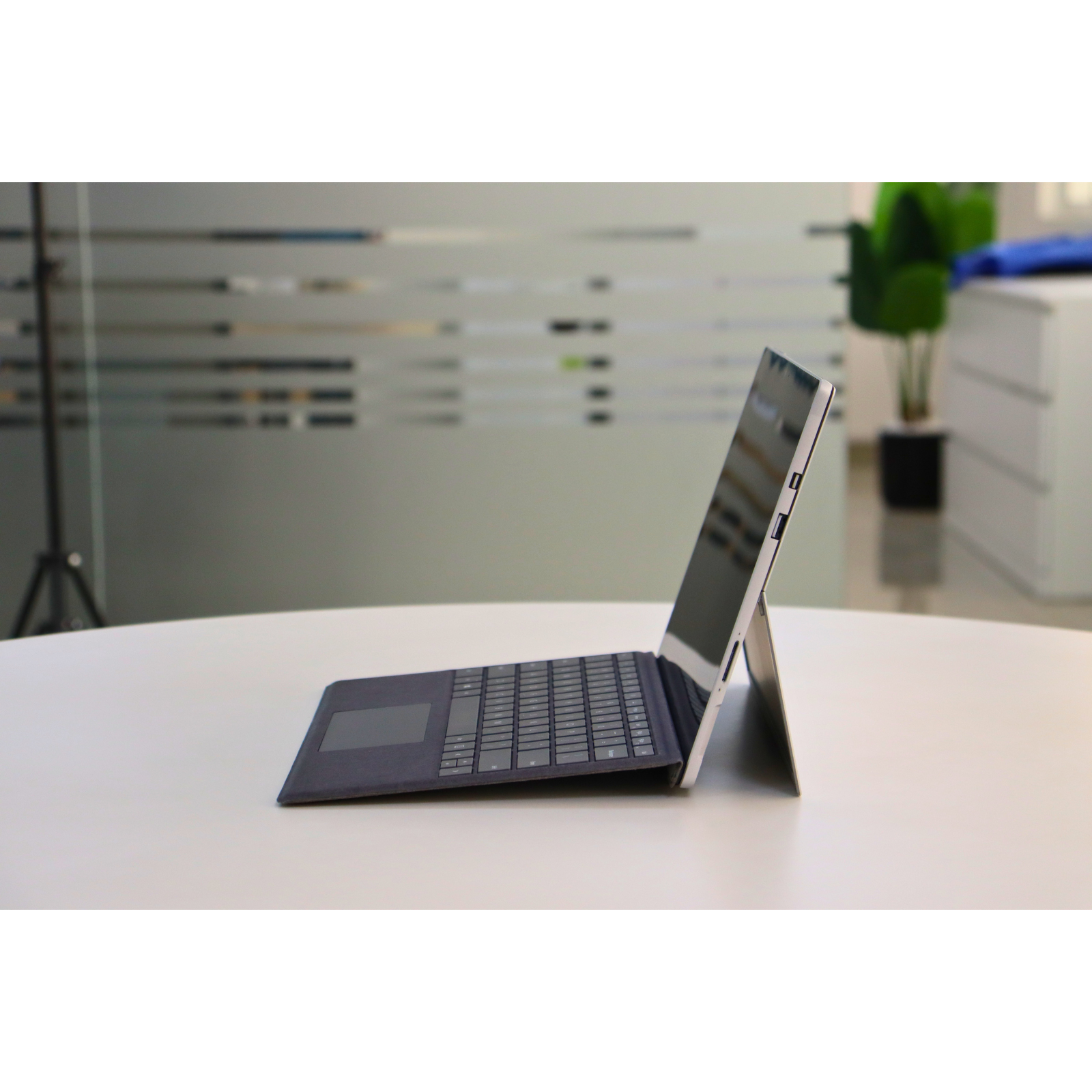 MICROSOFT SURFACE PRO 5: 7th Gen i5, 8GB RAM, 256GB SSD, SN:869945