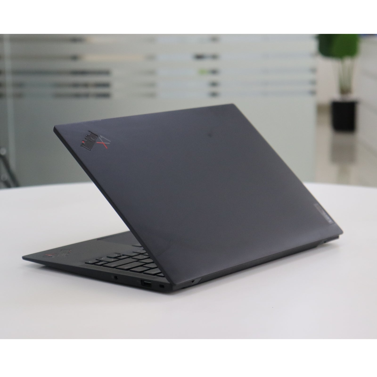 LENOVO ThinkPad X1 Carbon Gen 10: 12th Gen i7, 16GB RAM, 256GB SSD, SN:19535