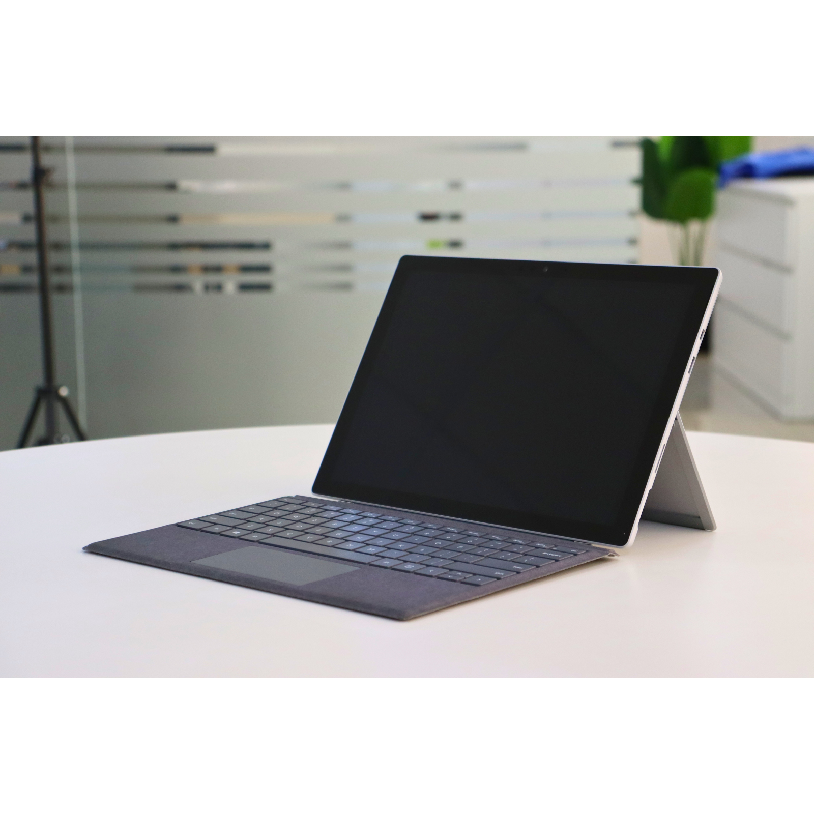MICROSOFT SURFACE PRO 5: 7th Gen i5, 8GB RAM, 256GB SSD, SN:869945