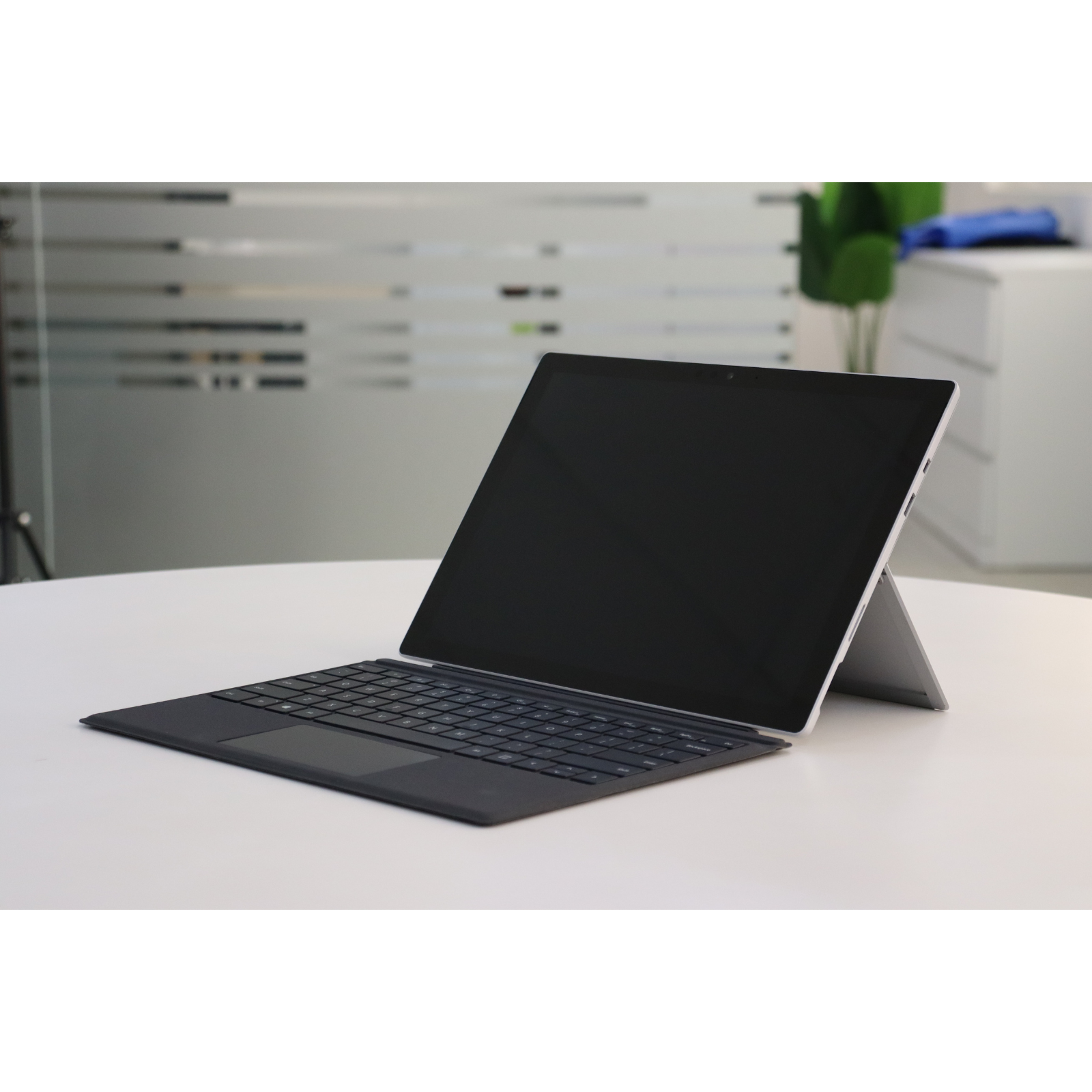 MICROSOFT SURFACE PRO 5: 7th Gen i5, 8GB RAM, 256GB SSD, SN:869946