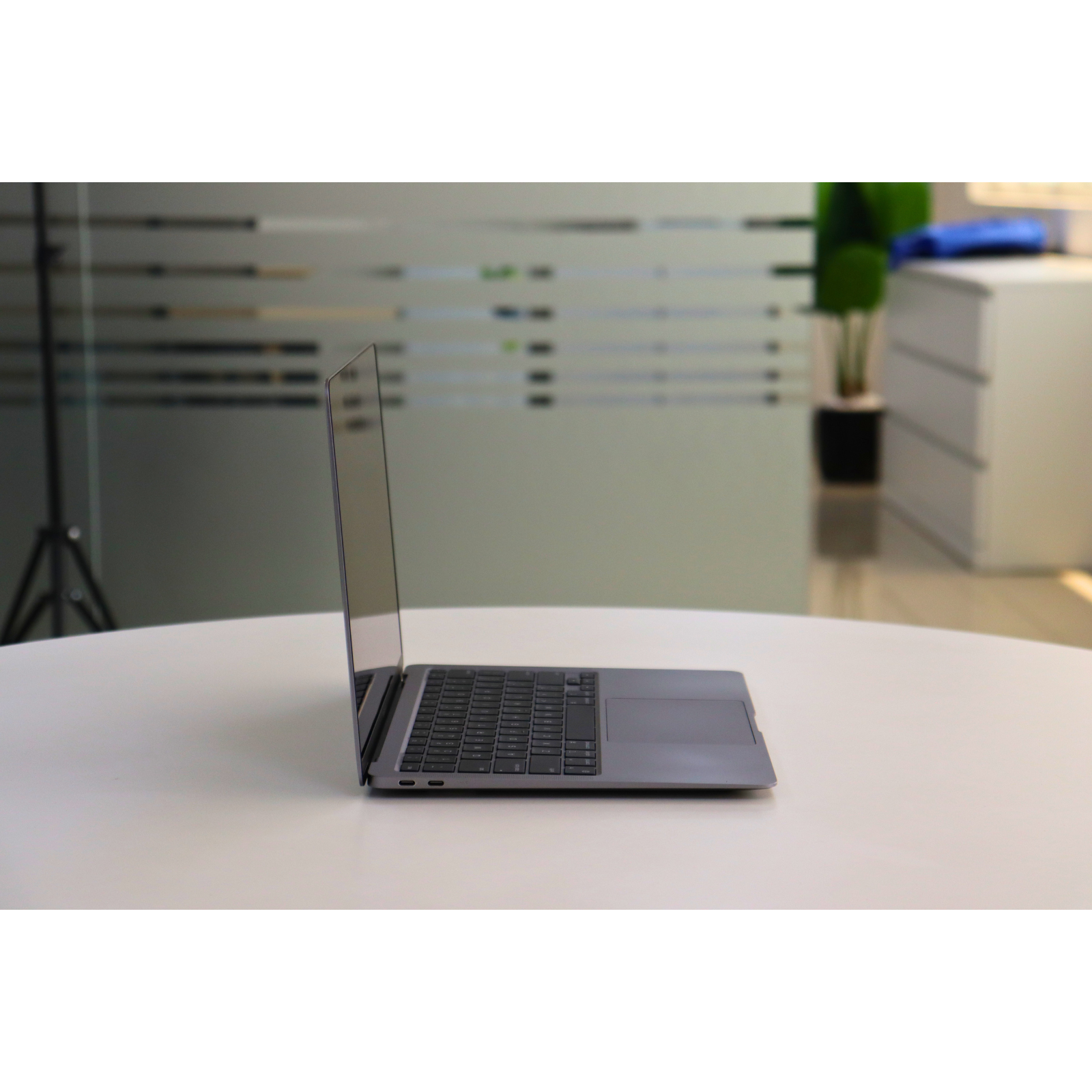Apple MACBOOK AIR A2337(2020): M1, 8GB RAM, 256GB SSD, SN:860731