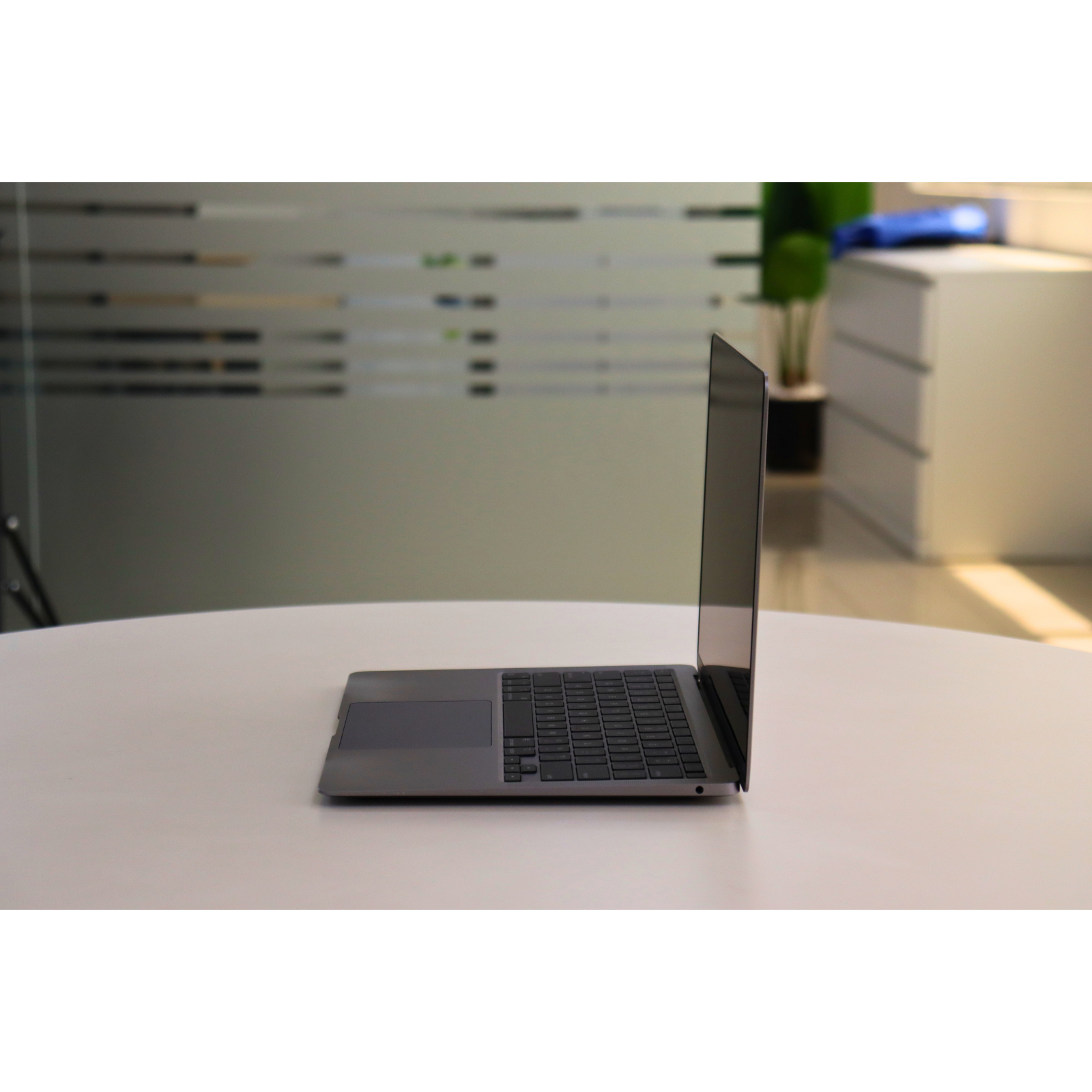 Apple MACBOOK AIR A2337(2020): M1, 8GB RAM, 256GB SSD, SN:60684