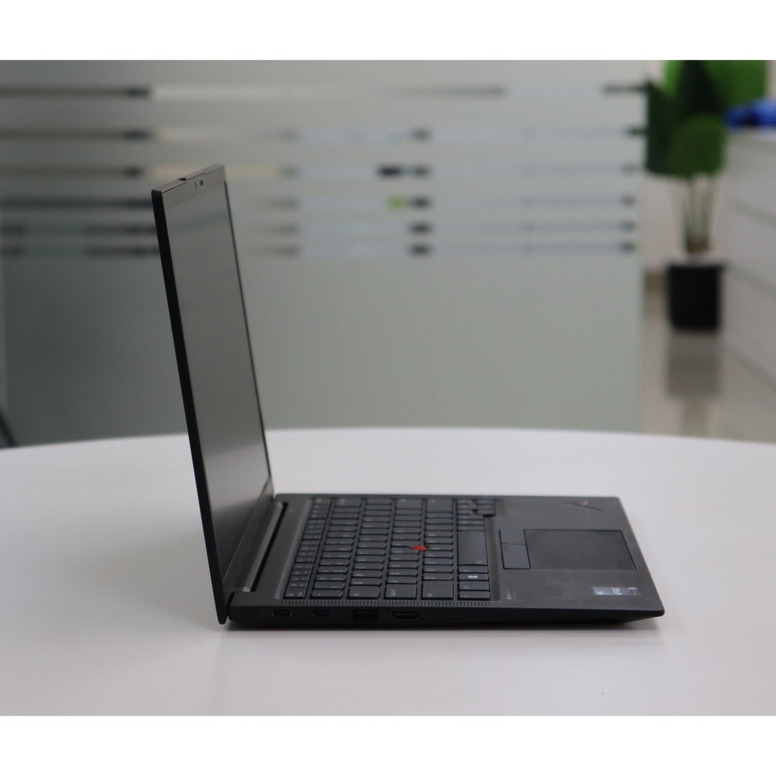 LENOVO ThinkPad X1 Carbon Gen 10: 12th Gen i7, 32GB RAM, 512GB SSD, SN:16666