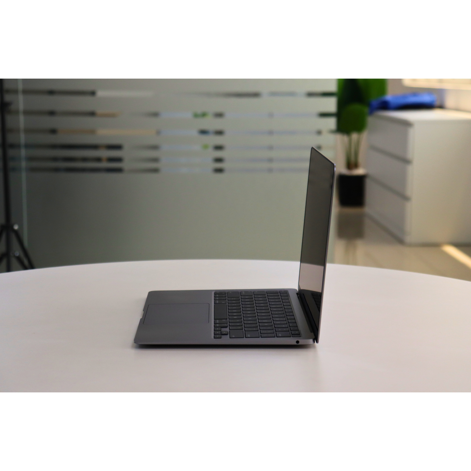Apple MACBOOK AIR A2337(2020): M1, 8GB RAM, 256GB SSD, SN:860731