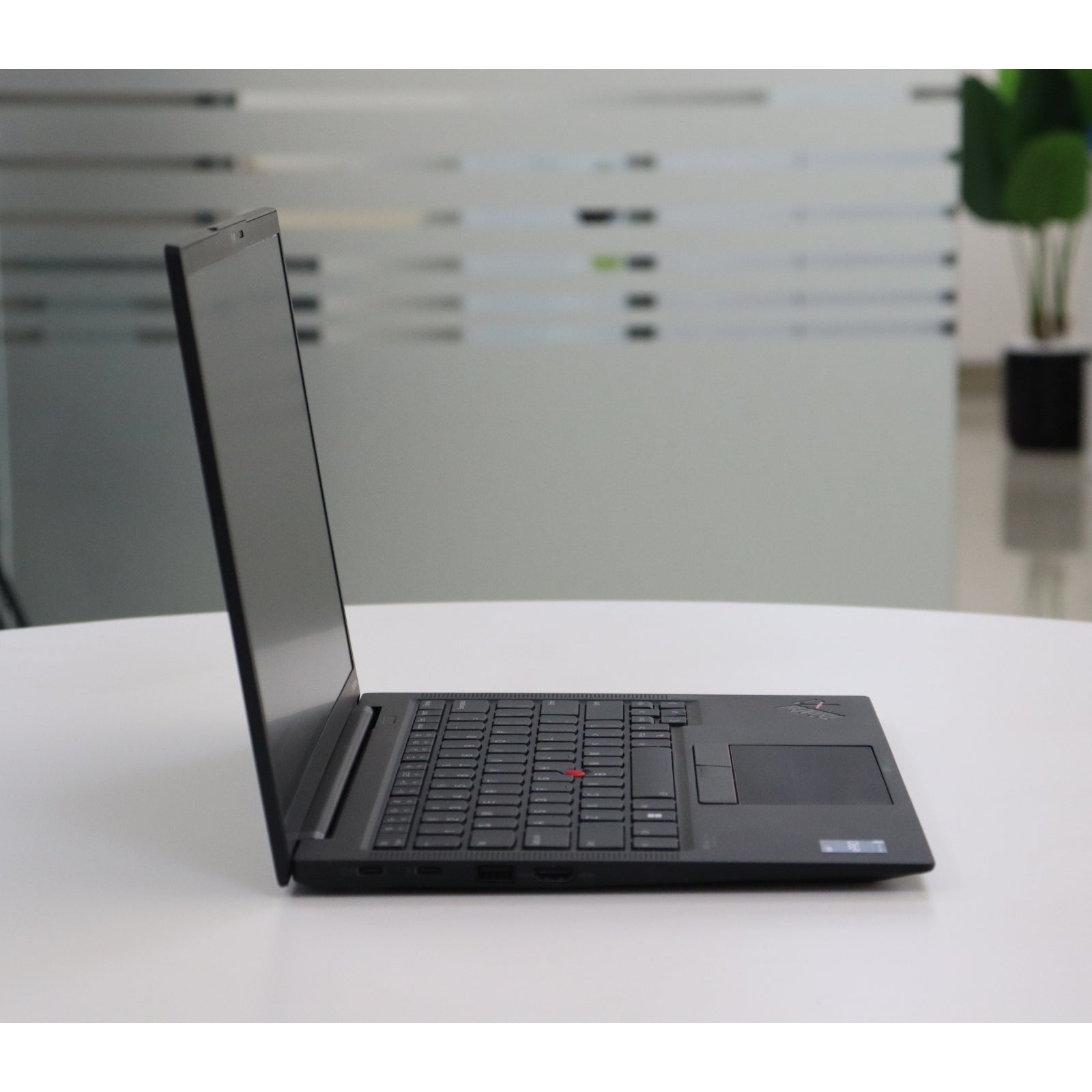 LENOVO ThinkPad X1 Carbon Gen 10: 12th Gen i7, 16GB RAM, 256GB SSD, SN:19535