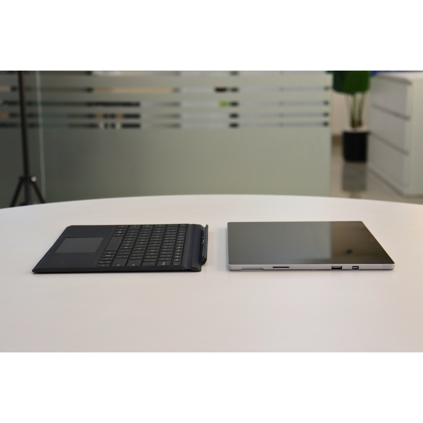 MICROSOFT SURFACE PRO 5: 7th Gen i5, 8GB RAM, 256GB SSD, SN:869946