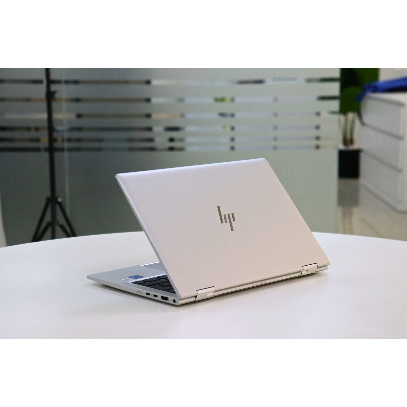 HP ELITEBOOK X360 830 G8: 11th Gen i7, 32GB RAM, 256GB SSD, SN:76157