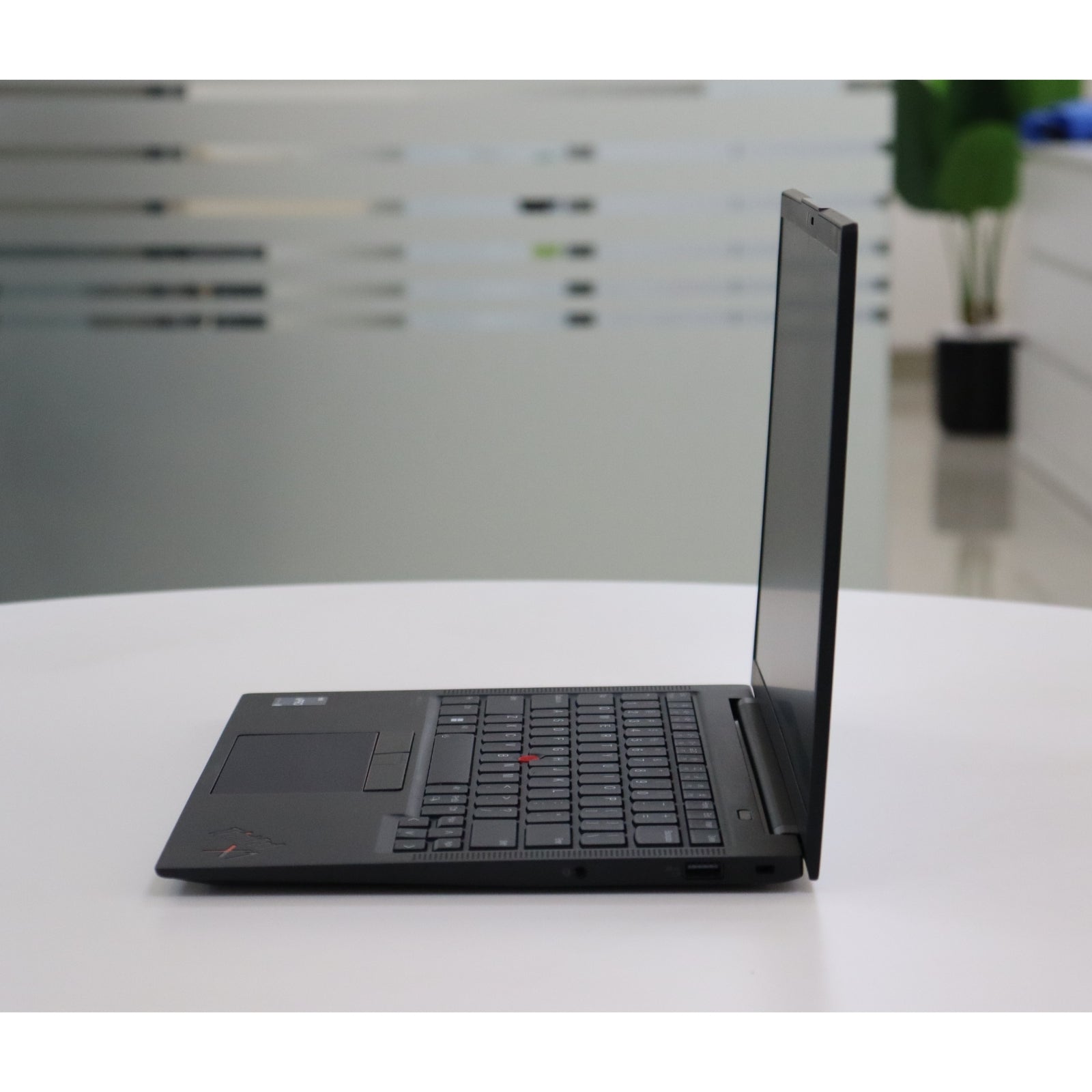 LENOVO ThinkPad X1 Carbon Gen 10: 12th Gen i7, 16GB RAM, 256GB SSD, SN:19535