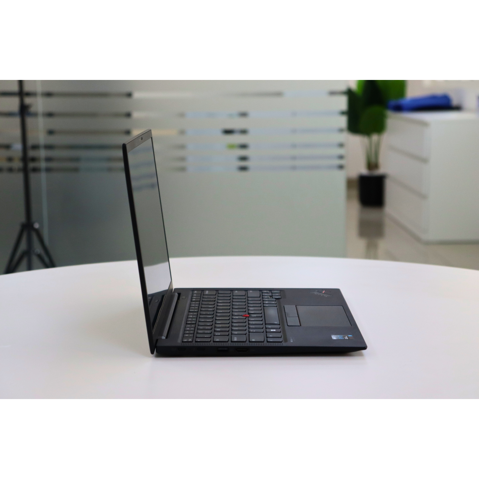 LENOVO ThinkPad X1 Carbon Gen 9: 11th Gen i7, 32GB RAM, 512GB SSD, SN:16628