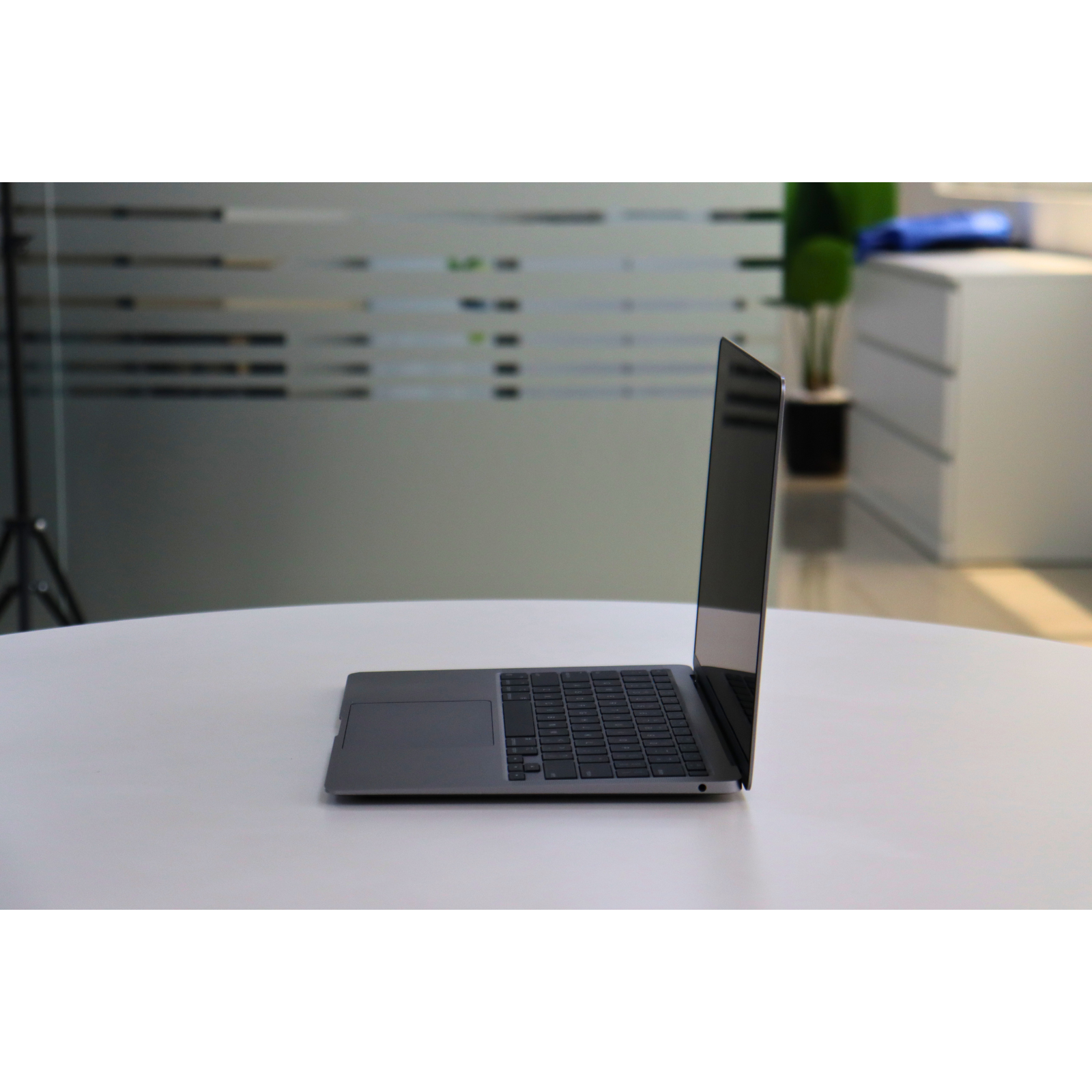 Apple MACBOOK AIR A2337(2020): M1, 8GB RAM, 256GB SSD, SN:860627